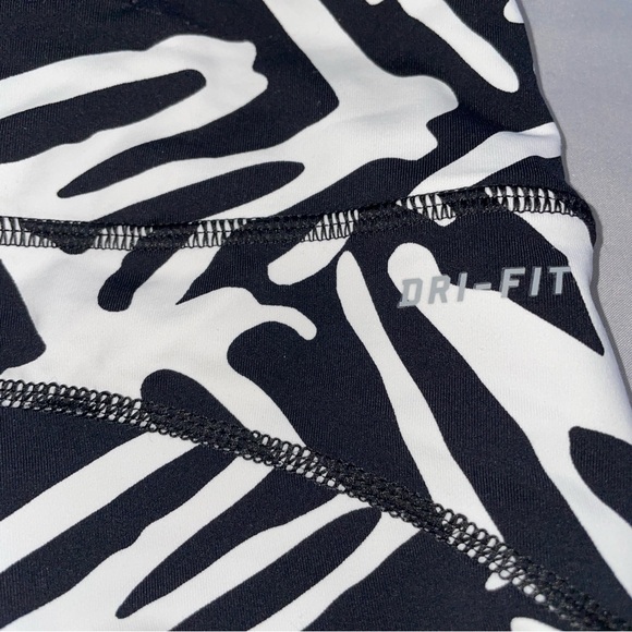 NWT Woman’s NIKE TIGHT FIT Capri Running Leggings XS Black & White Athletic Wear - Picture 12 of 14
